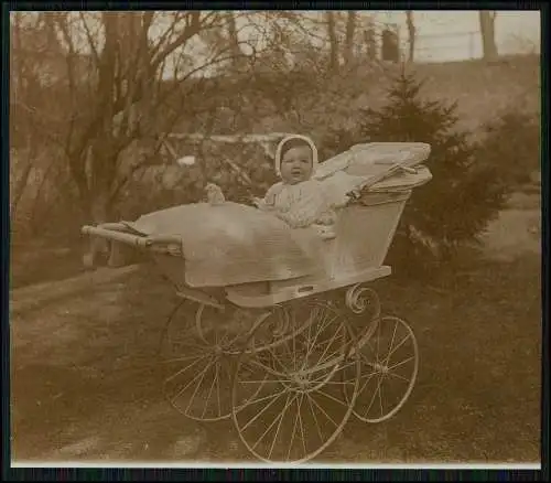 Foto 14×12 cm Kleinkind in sehr großen Kinderwagen um 1925