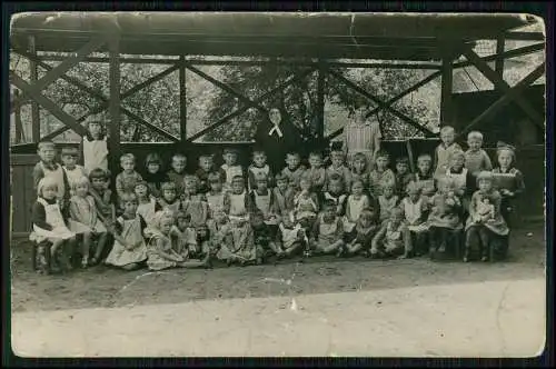 Foto AK Gruppe Kindergarten um 1911 bei Dortmund Mädchen Jungs