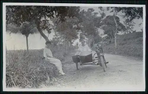 Foto Damen mit Motorrad Krad Indonesien 1916