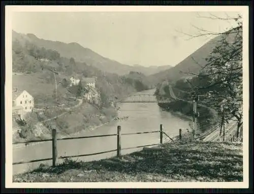 Foto Fluß mit Brücke Bahnstrecke linke Seite einige Häuser um 1940 Wo ???