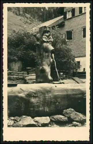 Foto AK aus Holz geschnitzte Wasserspeier im Schwarzwald Gesicht mit Pfeife 1940