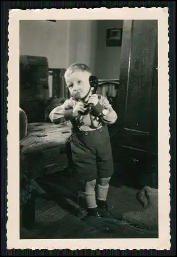 Foto Kleiner junger Knabe telefoniert Telefonhörer in der Hand Spaß Foto um 1940