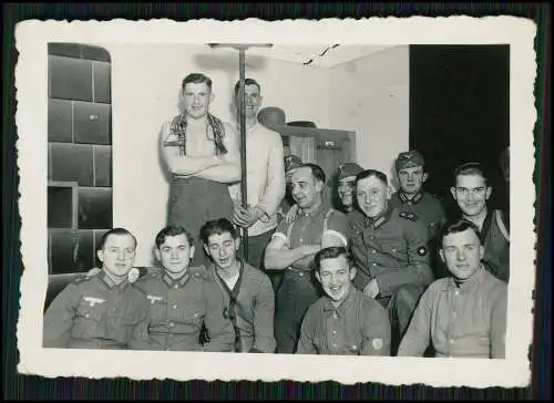 7x Foto Soldaten Wehrmacht Spaß und Freizeit in der Kaserne und auf der Stube