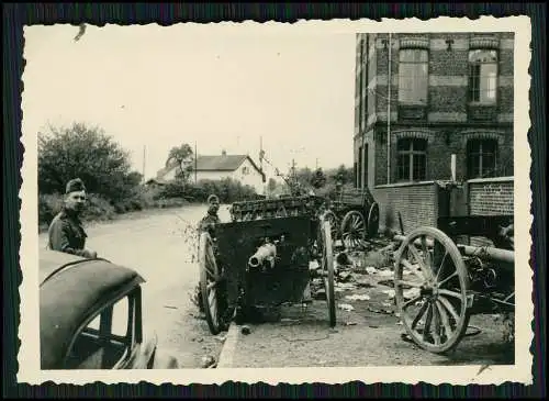 Foto Soldaten der Wehrmacht Vormarschstraße Belgien Frankreich zerstörte Technik