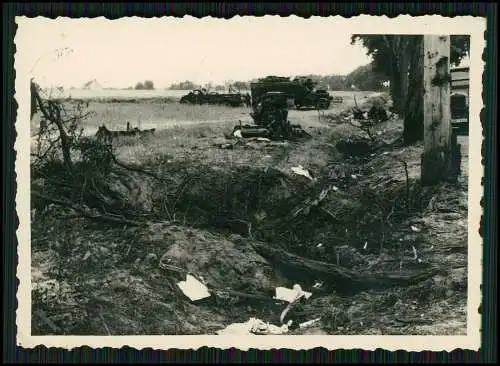 Foto Soldaten der Wehrmacht Vormarschstraße Belgien Frankreich zerstörte Technik