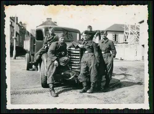 2x Foto Soldaten in Gefangenschaft POW prisoner of war Gruppenfoto Fahrzeug LKW