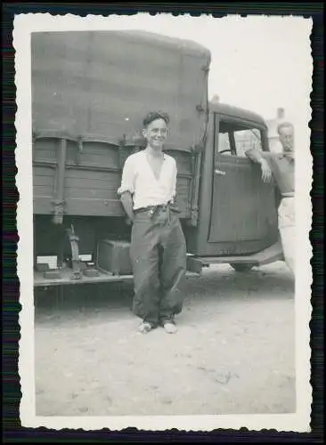 2x Foto Soldaten in Gefangenschaft POW prisoner of war Gruppenfoto Fahrzeug LKW