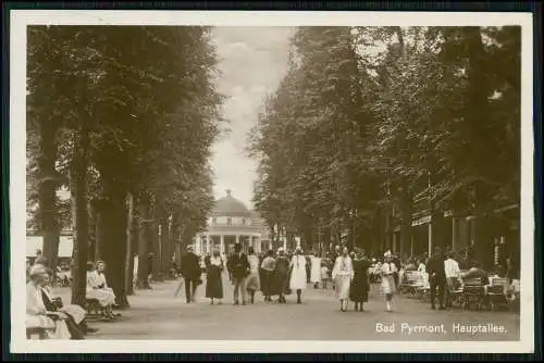 Foto AK Bad Pyrmont Hauptallee Gastronomie Flanierende Passanten 1930 gelaufen