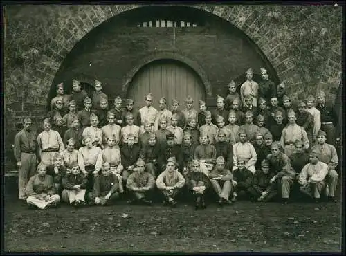 Foto 22x16 cm Französische Soldaten Gruppenbild Arbeitslager Gefangenschaft o.ä.