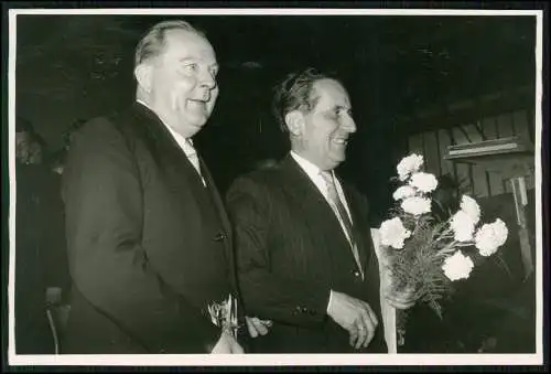 2x Foto 16x11cm Fritzlar 1945 Komponist Richard Gress mit Willi Daube Librettist