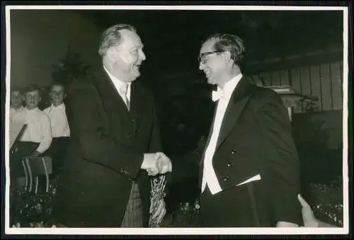 2x Foto 16x11cm Fritzlar 1945 Komponist Richard Gress mit Willi Daube Librettist