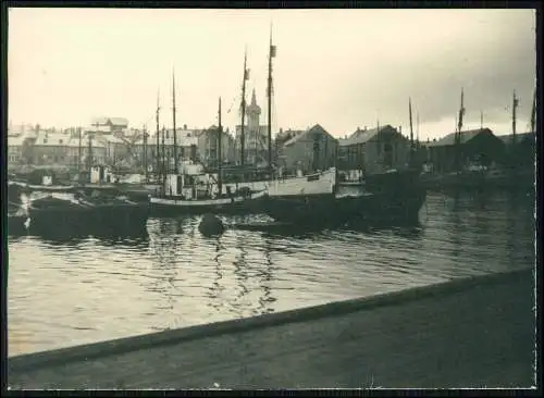 Foto 18×13 cm kleiner Hafen in Norge Norwegen Boote Kirche im Hintergrund 1941