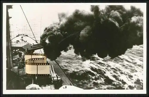 Foto AK Schlachtschiff Tirpitz - deutsche Kriegsmarine feuert Salve