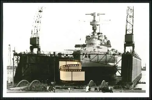 Foto AK Panzerschiff - Deutschland bzw. Lützow - Kriegsschiff Marine im Dock