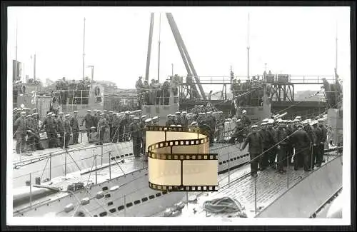 Drüppel Foto AK Deutsche U-Boot Unterseeboot in der Schleuse Mannschaft an Deck