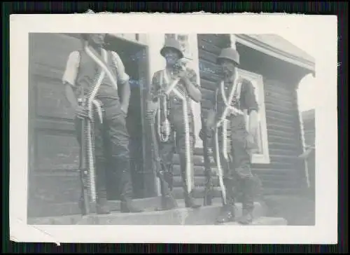 Foto Soldaten Wehrmacht mit Karabiner und Patronengürtel Munitionsgurt 1942