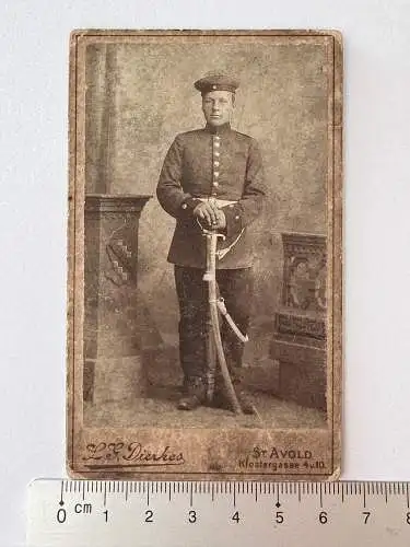 CDV Foto Soldat in Uniform mit Säbel - Atelier L.G. Dierkes St. Avold