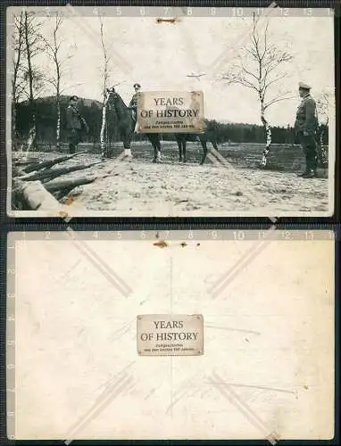 Foto AK Ältere und junger Soldat auf dem Pferd im Gelände 1942 