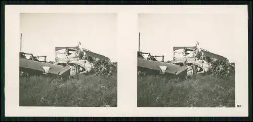 Stereo-Foto Fliegen. Bild Nr. 82 zerstörtes englisches Flugzeug Küste Frankreich