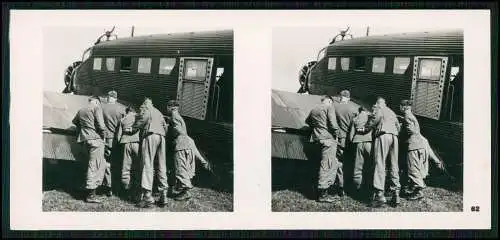 Stereo-Foto Fliegen... Bild Nr. 62 Fallschirmjäger am Flugzeug Ju 52 nach Kreta