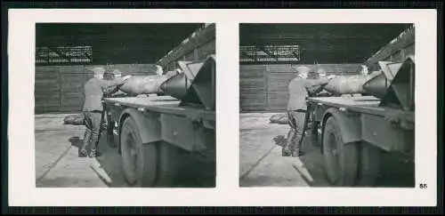 Stereo-Foto Fliegen.. Bild Nr. 55 Feldflugplatz Arbeitsdienstmänner beim Abladen