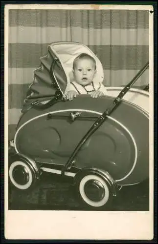 Foto AK Kleinkind im Kinderwagen um 1950