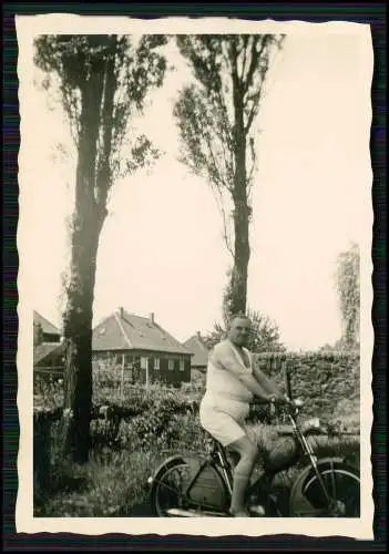 Foto kräftiger Herr auf Moped Motorrad im Ruhrgebiet um 1950