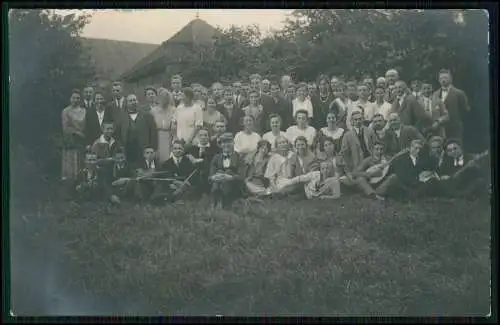 Foto AK Gesellschaft Gruppenfoto im Freien mit jungen Musikern Gitarre uvm. 1936