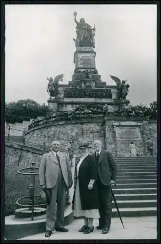 Foto AK am Niederwalddenkmal Rüdesheim am Rhein Aufnahme mit Personen uvm. 1933