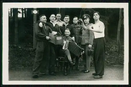 Foto AK Spaß Soldaten Wehrmacht Kegel-Club Fiffikus 1935 bringt ein Ständchen