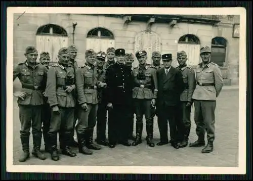 Soldaten der Wehrmacht Dorf in Belgien Frankreich mit einheimischen Beamten