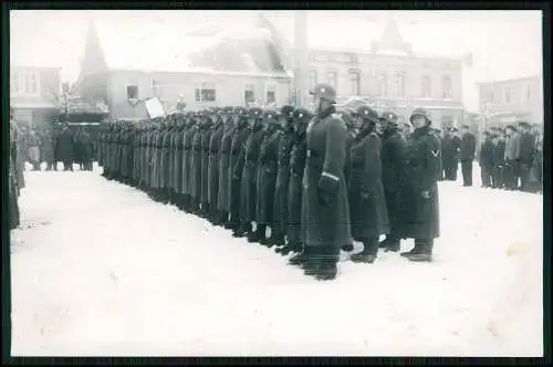 Foto AK Soldaten Wehrmacht Vereidigung o.ä. Marktplatz Winter Dorf in Sachsen ?