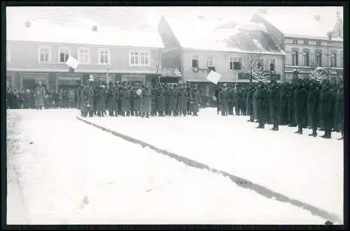 Foto AK Soldaten Wehrmacht Vereidigung o.ä. Marktplatz Winter Dorf in Sachsen ?