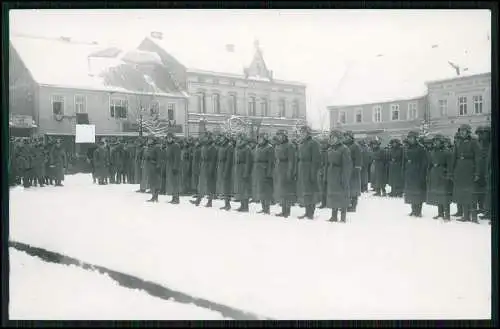 Foto AK Soldaten Wehrmacht Vereidigung o.ä. Marktplatz Winter Dorf in Sachsen ?