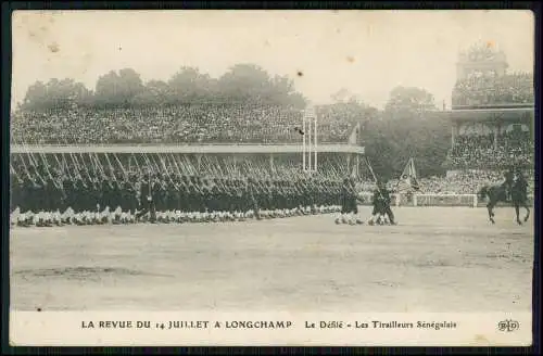 AK Paris Revue 14 Juillet a Longchamp Le Defile Tirailleurs Senegalais 1915 gel.