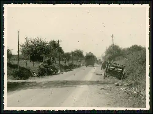 2x Foto Vormarschstraße zerstörte Technik Soldaten Wehrmacht Belgien Frankreich