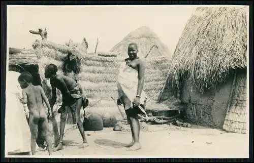 Foto AK Afrique Occidentale Femmes Cereres Frauen Männer Strohhütten Afrika 1936