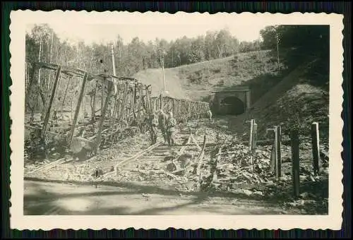 2x Foto vor und im Tunnel ausgebrannter Zug Bahn Soldaten der Wehrmacht 1940-41