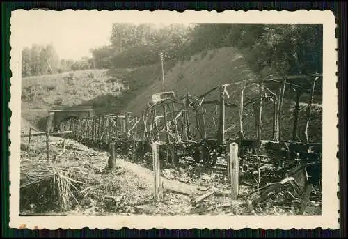 2x Foto vor und im Tunnel ausgebrannter Zug Bahn Soldaten der Wehrmacht 1940-41