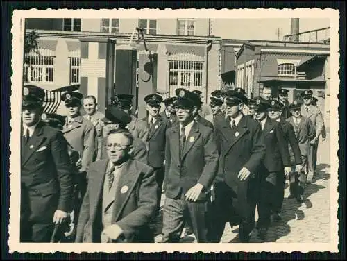 2x Foto alte Veteranen 1934 Gruppenfoto Rheinland Düsseldorf Tag der Arbeit ?