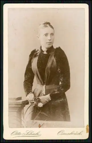 CDV - Fotografie Otto Schulz, Osnabrück, Domhof 4a Hübsche Dame mit Blümchen