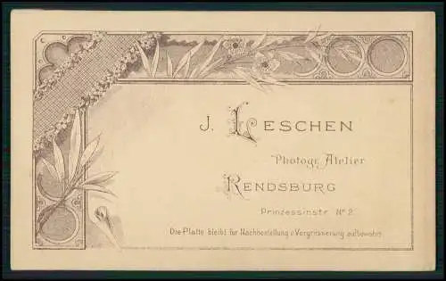 CDV - Fotografie J. Leschen, Rendsburg, Prinzessinstraße 2 Dame mit große Fliege