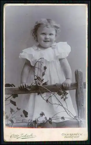 CDV - Fotografie Otto Schulz, Osnabrück, niedliches kleines Mädchen am Zaun