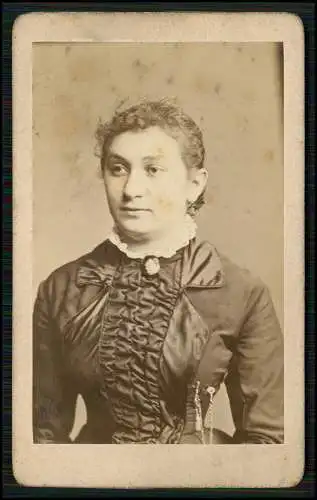 CDV - Fotografie Emil Rolla, Kyritz Wittstock Portrait Dame Kleid mit Brosche