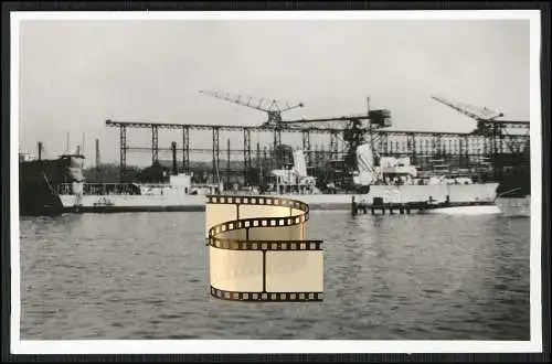 Foto AK - Z 11 Bernd von Arnim - Zerstörer Werft Hafen deutsche Kriegsmarine