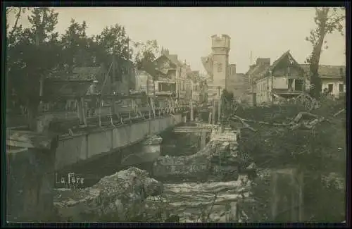 Echt Foto AK 1. WK zerstörter Ort mit Brücke Belgien Frankreich 1916-18