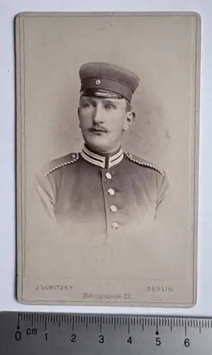 Foto CDV Portrait Soldat Uniform Mütze Atelier J. Lawitzky Berlin Behrenstrasse