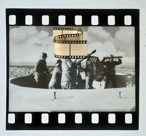 Zelluloid Dia-Negativ-Film Foto 4x 3,5cm - Küste FR. Flak Soldat am E-Messgerät