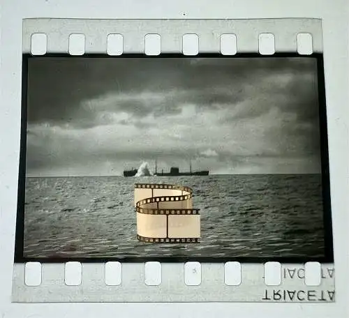 Zelluloid Dia-Negativ-Film Foto - Kriegsmarine - 4x3,5 cm Frachter Beschuss