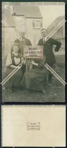 Foto AK stolze Familie Vater Mutter Tochter Schwiegersohn um 1920 mit Hund